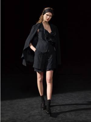 ラフな表情をしたウェアを「服」として着る装いのスタイル。Y's 2021春夏コレクション