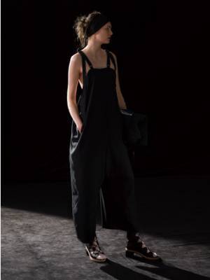 ラフな表情をしたウェアを「服」として着る装いのスタイル。Y's 2021春夏コレクション