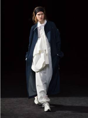 ラフな表情をしたウェアを「服」として着る装いのスタイル。Y's 2021春夏コレクション