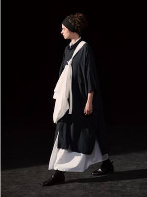 ラフな表情をしたウェアを「服」として着る装いのスタイル。Y's 2021春夏コレクション