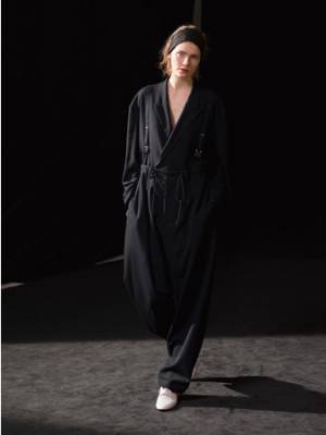 ラフな表情をしたウェアを「服」として着る装いのスタイル。Y's 2021春夏コレクション