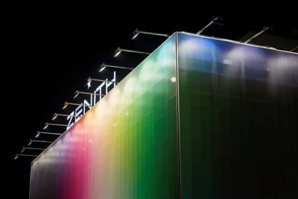 ゼニスがマニュファクチュールの建物を現代アートのキャンバスとして提供。フェリペ・パントンが描く壮大な作品に