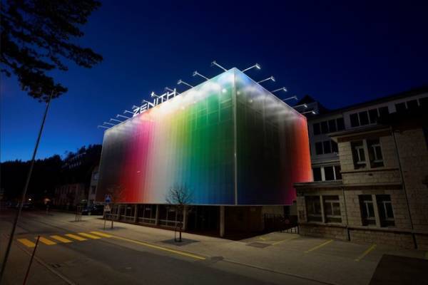 ゼニスがマニュファクチュールの建物を現代アートのキャンバスとして提供。フェリペ・パントンが描く壮大な作品に