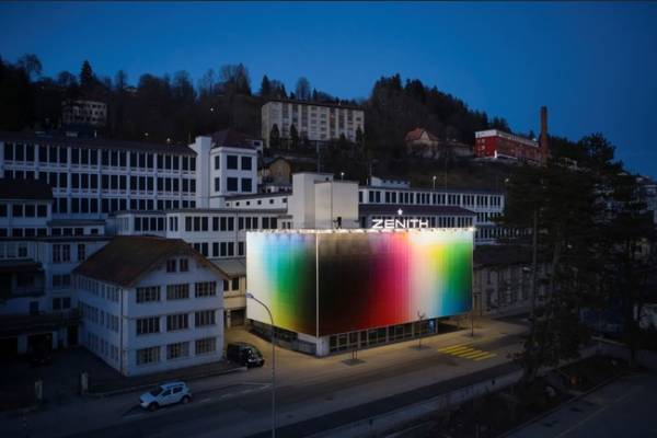 ゼニスがマニュファクチュールの建物を現代アートのキャンバスとして提供。フェリペ・パントンが描く壮大な作品に