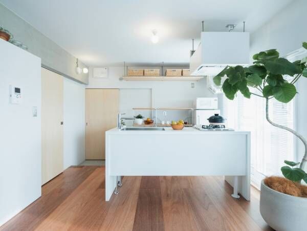 温熱環境を改善した一室空間とアイランドキッチン。