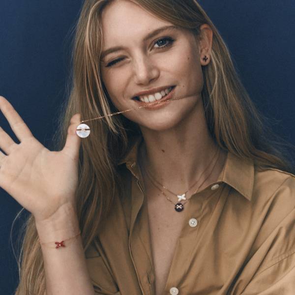 シックな色合いのカーネリアンでいつもの印象をアップデート。ショーメのリアンコレクションに新作が登場