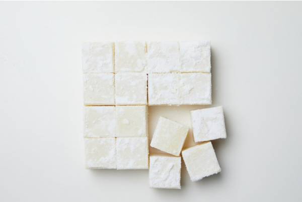 メゾン カカオがDEAN & DELUCAのために作った、ホワイトチョコとジンをかけ合わせたアロマ生チョコレート