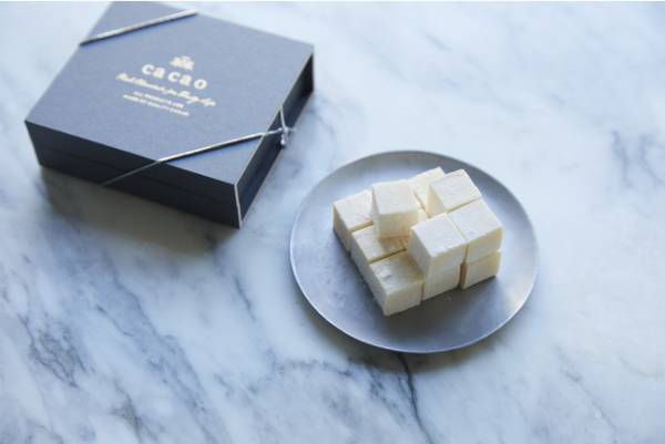 メゾン カカオがDEAN & DELUCAのために作った、ホワイトチョコとジンをかけ合わせたアロマ生チョコレート