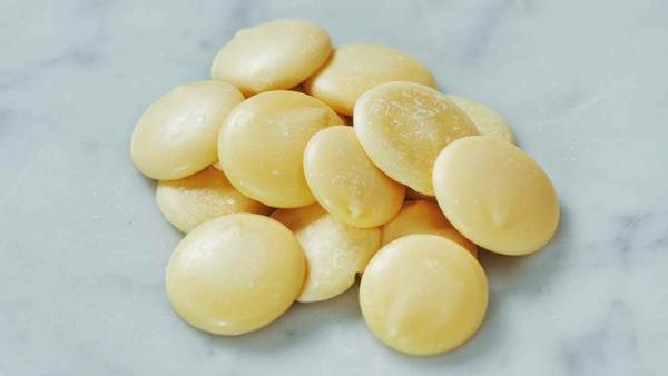 メゾン カカオがDEAN & DELUCAのために作った、ホワイトチョコとジンをかけ合わせたアロマ生チョコレート