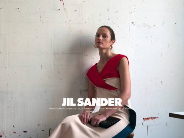 ジル サンダー 2021春夏、親密さに導かれる旅へ。穏やかな触れ合いに満ちたキャンペーンイメージを公開