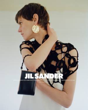 ジル サンダー 2021春夏、親密さに導かれる旅へ。穏やかな触れ合いに満ちたキャンペーンイメージを公開