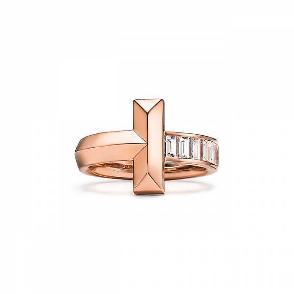 手元を優雅に囲む「T」モチーフ。ティファニー T ワンから新作のワイドリングとワイドバングルが登場