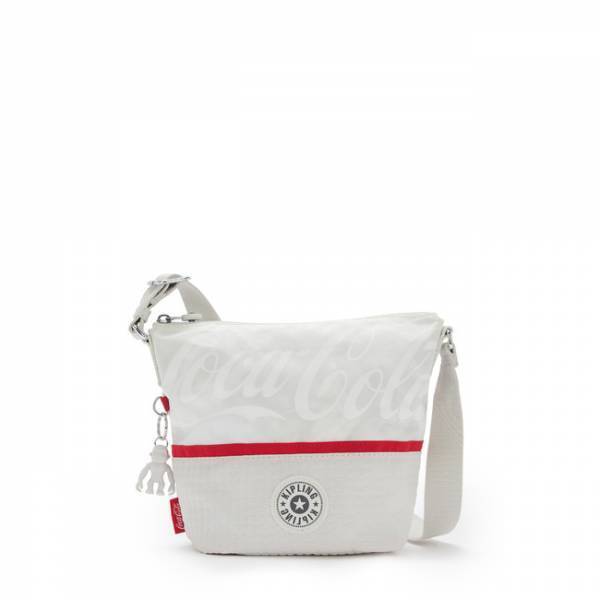 100％再生ペットボトルを使用。キプリングからコカ・コーラとコラボしたバッグコレクションを発売