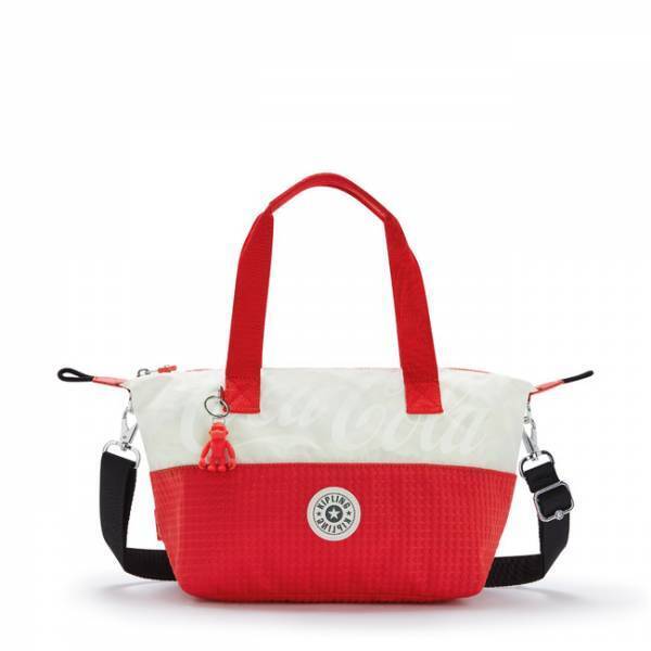 100％再生ペットボトルを使用。キプリングからコカ・コーラとコラボしたバッグコレクションを発売