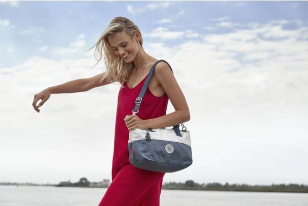 100％再生ペットボトルを使用。キプリングからコカ・コーラとコラボしたバッグコレクションを発売