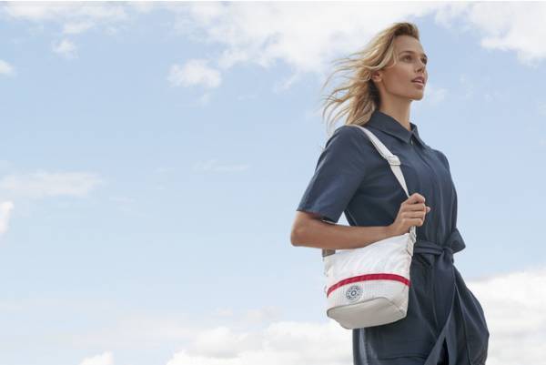 100％再生ペットボトルを使用。キプリングからコカ・コーラとコラボしたバッグコレクションを発売