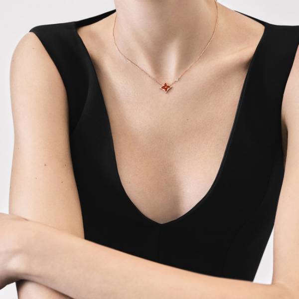 纏う肌に繊細な輝きを。ルイ・ヴィトンのファインジュエリー コレクションにカーネリアンをあしらった新作が登場