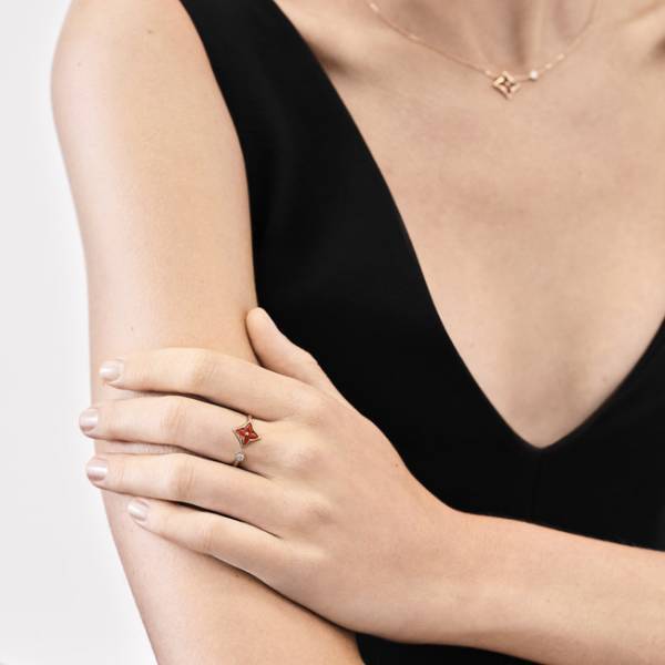 纏う肌に繊細な輝きを。ルイ・ヴィトンのファインジュエリー コレクションにカーネリアンをあしらった新作が登場