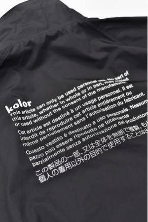 ブランドネームタグのグラフィックをバックプリント。kolorから限定コーチジャケットが登場