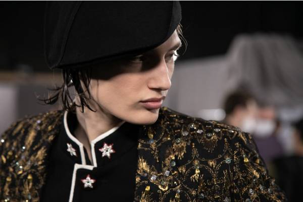 儀式用の服装に宿る贅を尽くした男性らしさ。ディオールがキム・ジョーンズによる2021-2022冬 メンズ コレクションを発表