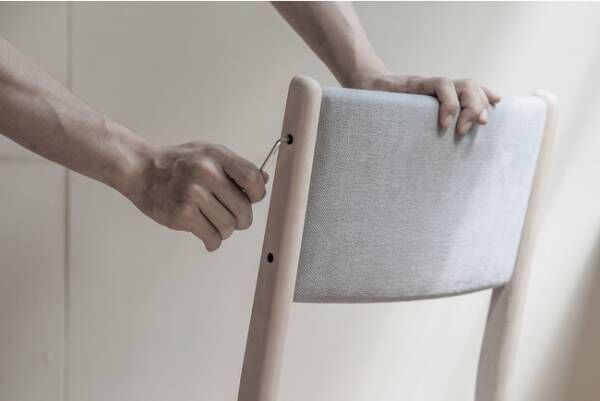 コンパクトな梱包と、シンプルな組み立て。100%北海道産の無垢材を使った組み立て家具「LIM(リム)」