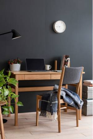 コンパクトな梱包と、シンプルな組み立て。100%北海道産の無垢材を使った組み立て家具「LIM(リム)」