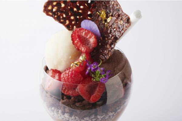 バレンタイン気分を高めるビジュアルの美しさ。エンポリオ アルマーニ カフェ表参道の大人気メニュー「月替わりのパフェ」