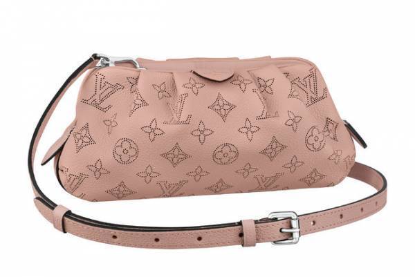 しなやかなレザーがボディにフィット! ルイ·ヴィトンのマヒナ·レザーシリーズから新作「スカラ·ミニ」が登場