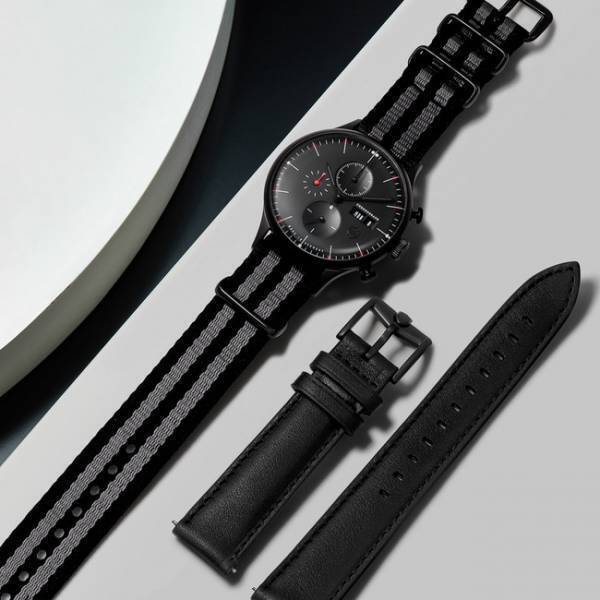 ドゥッファの名作「ファン・ デル・ローエ・バルセロナ・クロノ」から無駄をそぎ落としたブラックカラーの新作が登場