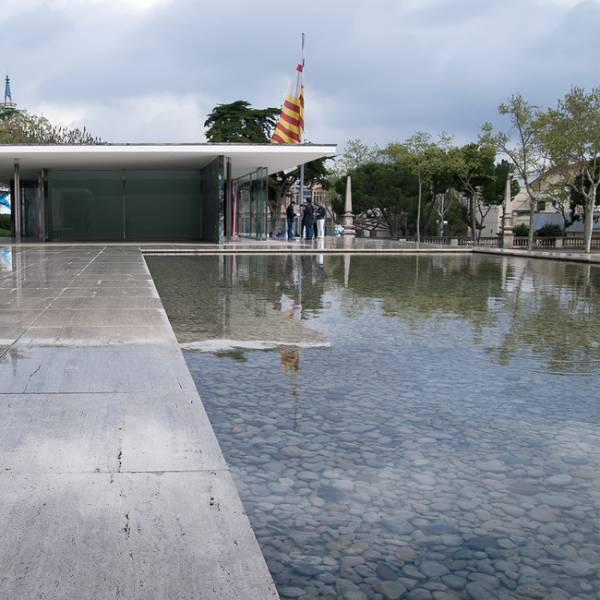 ドゥッファの名作「ファン・ デル・ローエ・バルセロナ・クロノ」から無駄をそぎ落としたブラックカラーの新作が登場