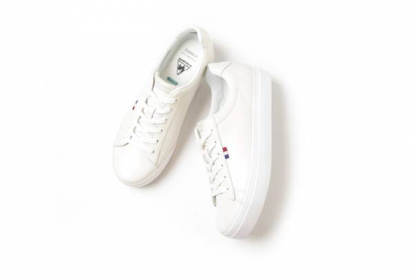 ヨガウエアの「emmi」が le coq sportif の別注スニーカー2種類を同時発売