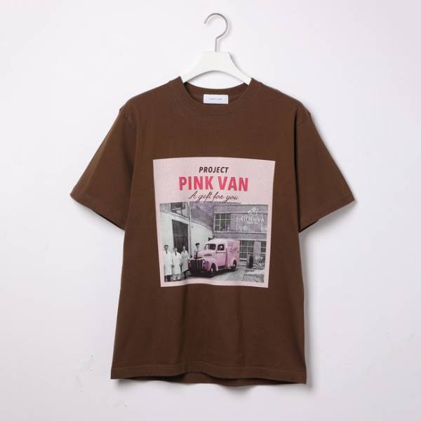 アダム エ ロペがゴディバとのコラボアイテムを発売。ピンクバンのグラフィックを施したTシャツとトートバッグがラインアップ