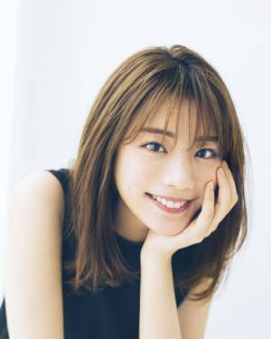 モデルの貴島明日香と共同開発。アンデミュウが「ON・OFF着まわせる好印象モテ服」コラボアイテムを発売