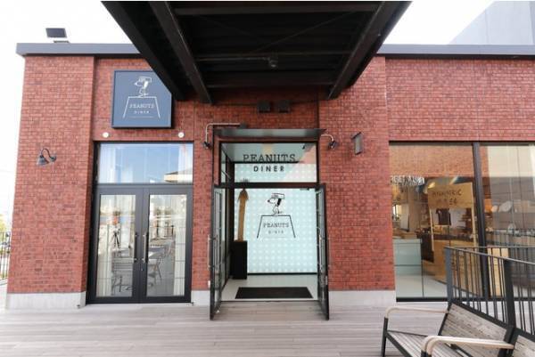 ピーナッツ カフェからツートーンカラーで切り替えたタイベックデザインの大人可愛いアイテムが登場