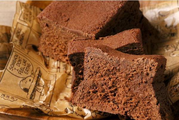 ハートが溢れるスヌーピーのキュートな箱に入って登場! PEANUTS Cafeのチョコレートブラウニー