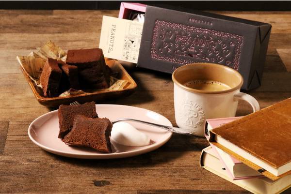 ハートが溢れるスヌーピーのキュートな箱に入って登場! PEANUTS Cafeのチョコレートブラウニー