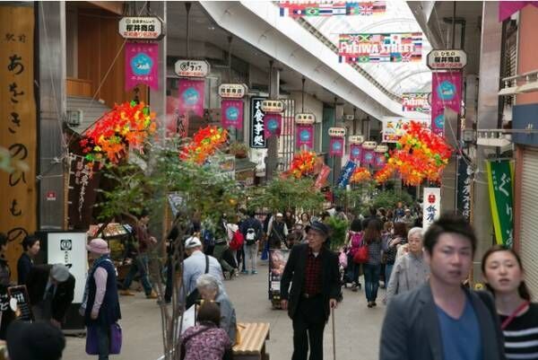 多くの観光客が行き交う熱海の商店街