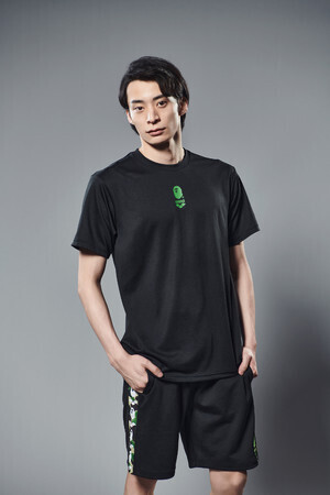 ベイプがスイムウエアブランド「arena」とコラボ。スイムキャップやビート板などインパクト大なデザイン