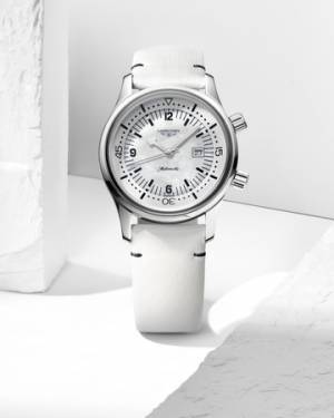 美しいホワイトのテクスチャー。スイスの雪を思わせる、ロンジンの「白い」ウォッチコレクション