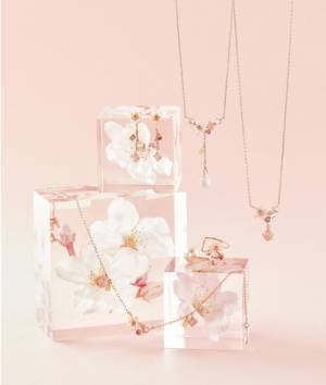 ピンクのストーンが舞う桜ジュエリー。サマンサティアラから誰もが引き込まれる愛されジュエリーが登場