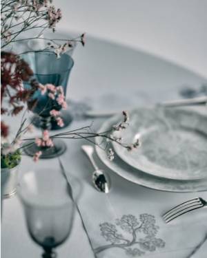 ディオールのホームコレクションで人気の「トワル ドゥ ジュイ」にグレーの新色が登場