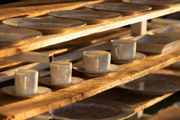 ディオールのホームコレクションで人気の「トワル ドゥ ジュイ」にグレーの新色が登場