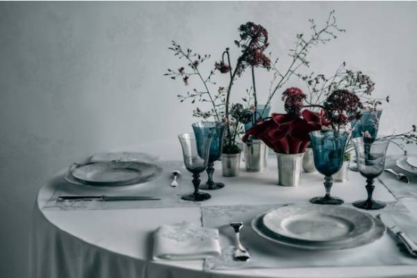 ディオールのホームコレクションで人気の「トワル ドゥ ジュイ」にグレーの新色が登場