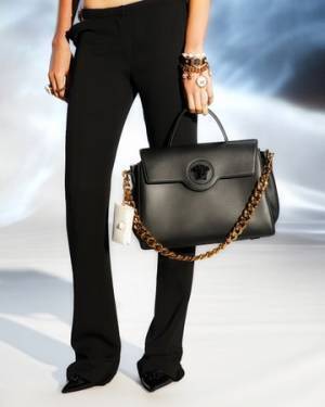 幸運を引き寄せるメドゥーサがポップでカラフルに。ヴェルサーチェが新作バッグ「ラ メドゥーサ」を発売