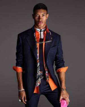 幸運を引き寄せるメドゥーサがポップでカラフルに。ヴェルサーチェが新作バッグ「ラ メドゥーサ」を発売