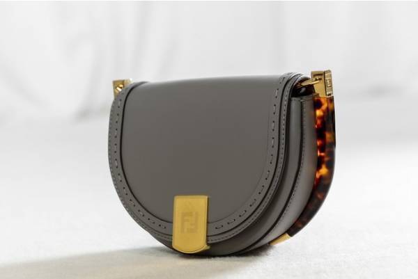 ハーフムーンの形をしたコンパクトなサッチェルバッグ。フェンディから新作バッグ「ムーンライト」発売