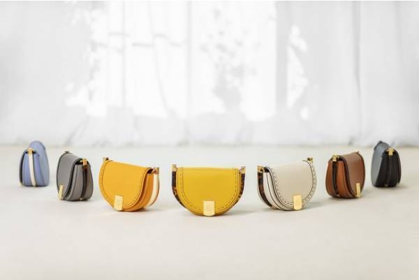 ハーフムーンの形をしたコンパクトなサッチェルバッグ。フェンディから新作バッグ「ムーンライト」発売