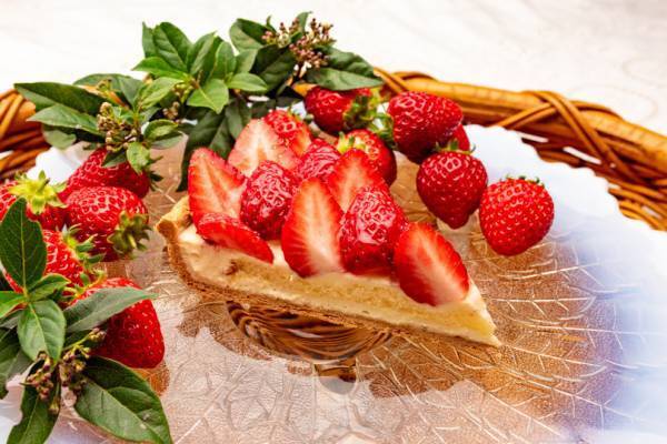 キル フェ ボンのいちごタルト、2月の新作は今季デビューの「満天星いちご」を使ったタルトが登場
