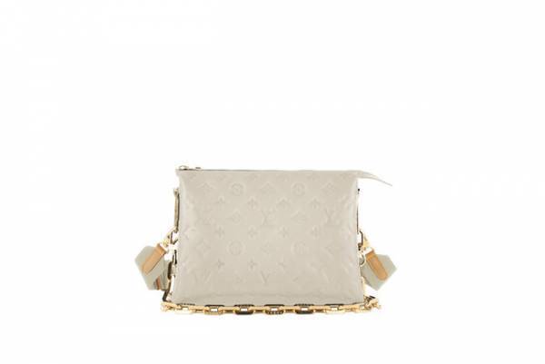 ランウェイコレクションでひと際目を引いたルイ・ヴィトンの新作バッグ「クッサン」が登場