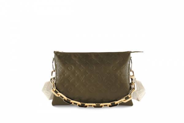 ランウェイコレクションでひと際目を引いたルイ・ヴィトンの新作バッグ「クッサン」が登場